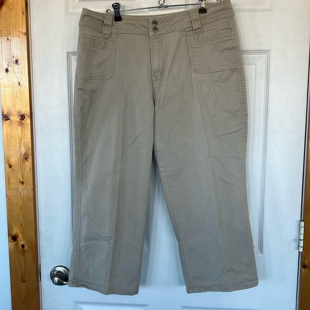 Stretch capris tan size 14